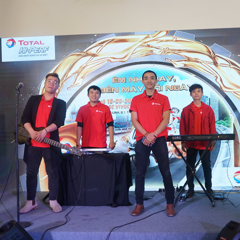 hinh anh dong phuc quang cao total dau nhot