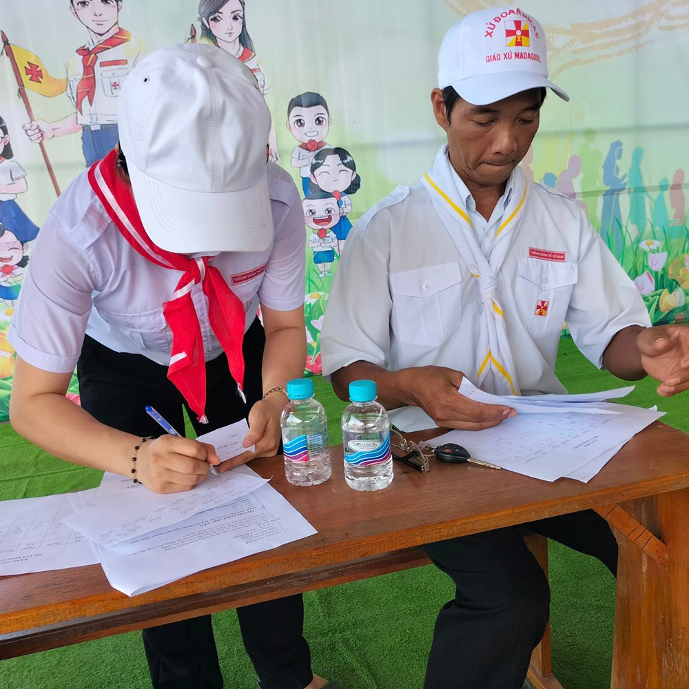 hinh anh mu luoi trai thanh vien xu doan micae giao xu madagouil