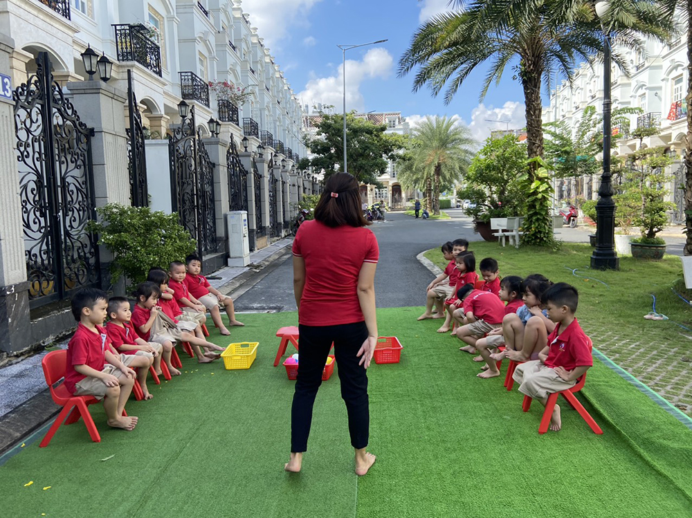 dong phuc giao vien truong mam non song ngu life kids