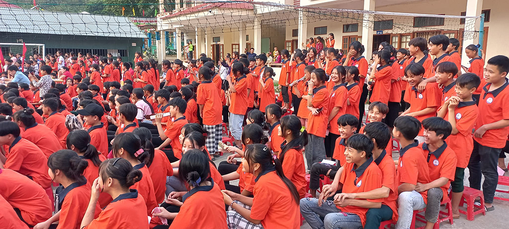 dong phuc hoc sinh truong thcs mong an