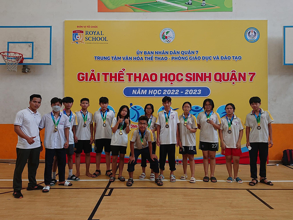 dong phuc hoc sinh truong thcs tran quoc tuan