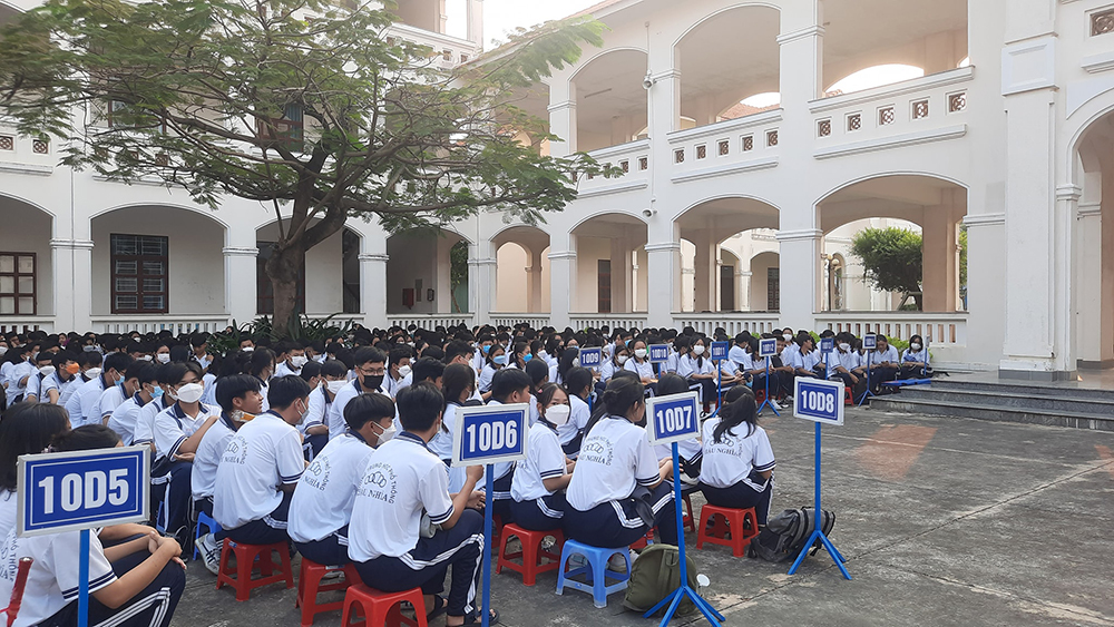 dong phuc hoc sinh truong thpt hau nghia