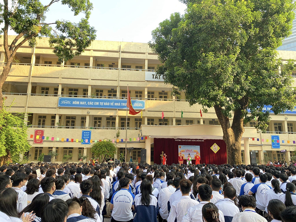dong phuc hoc sinh truong thpt le quy don
