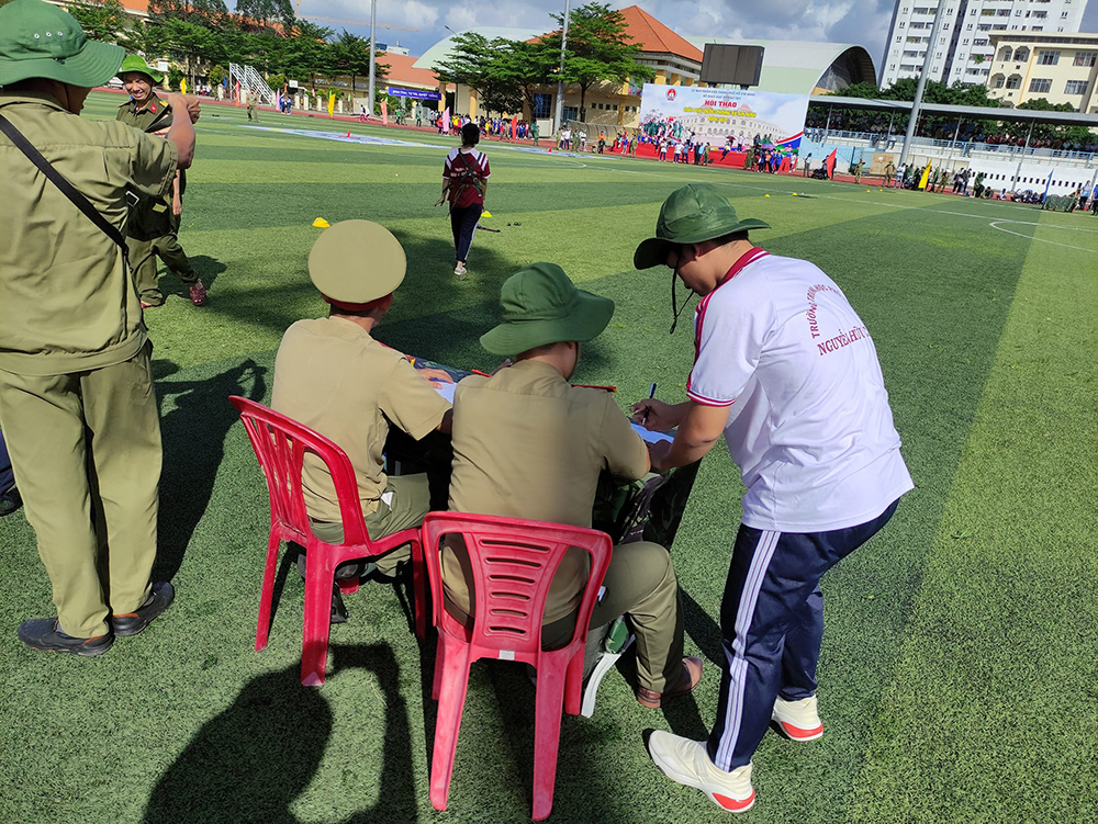 dong phuc hoc sinh truong thpt nguyen huu canh