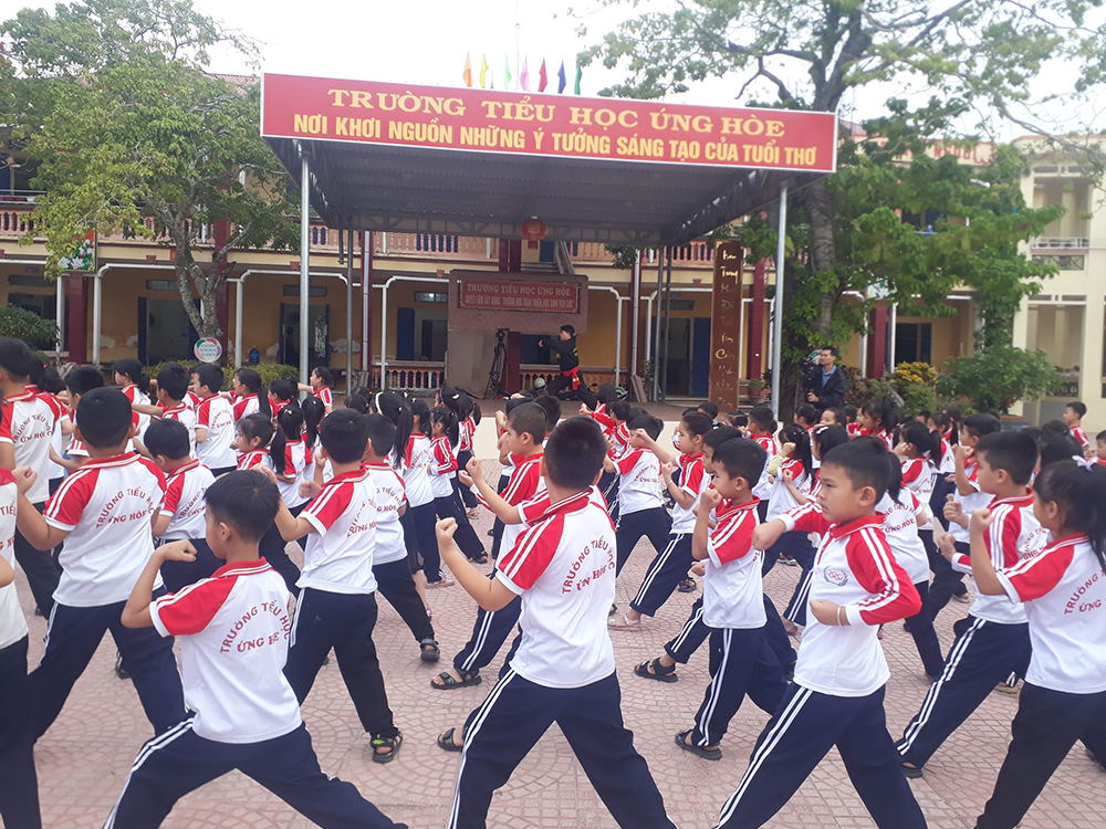 dong phuc hoc sinh truong tieu hoc ung hoe