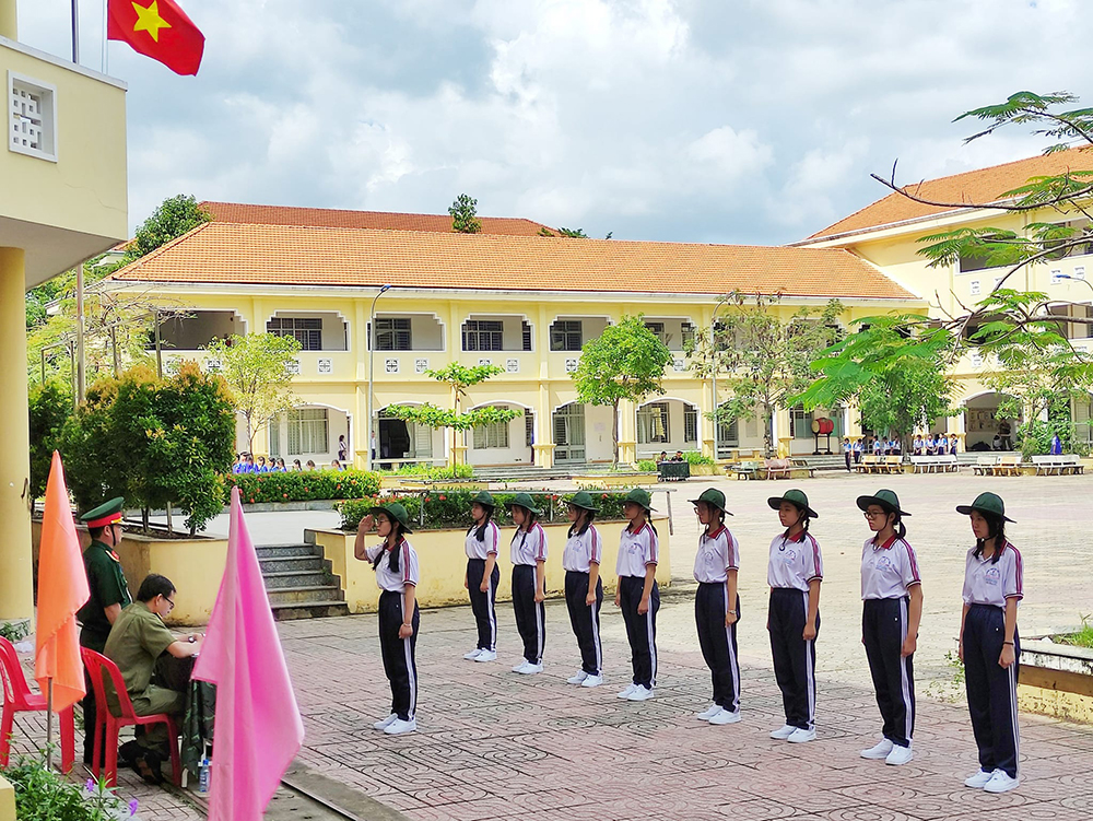 dong phuc truong thpt nguyen huu canh