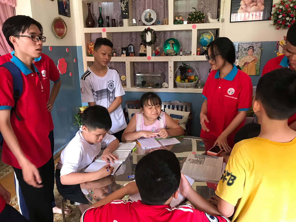 hinh anh dong phuc cdtn hoa phuong do 2020 truong thpt truong chinh