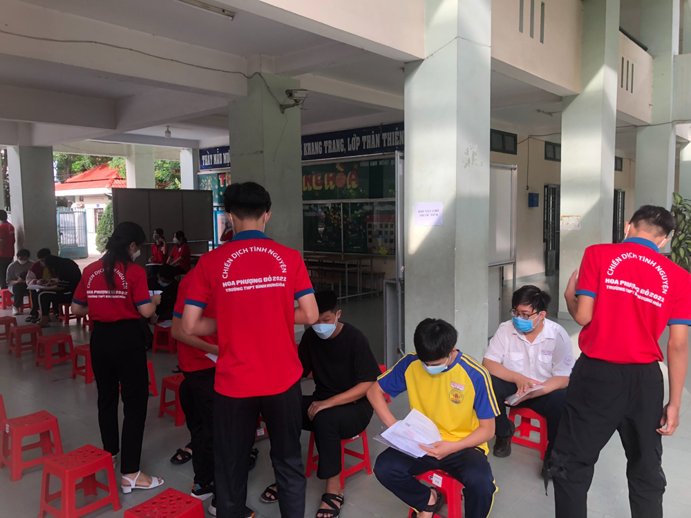 hinh anh dong phuc cdtn hoa phuong do 2022 truong thpt binh hung hoa