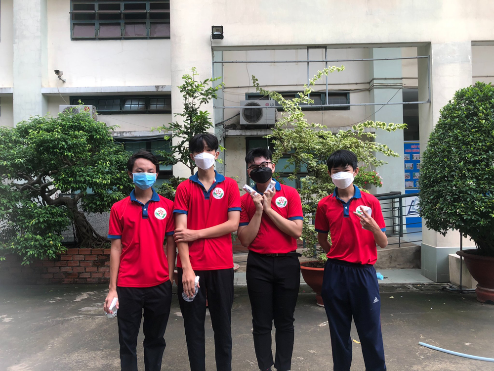 hinh anh dong phuc hoc sinh cdtn hoa phuong do 2022 truong thpt binh hung hoa