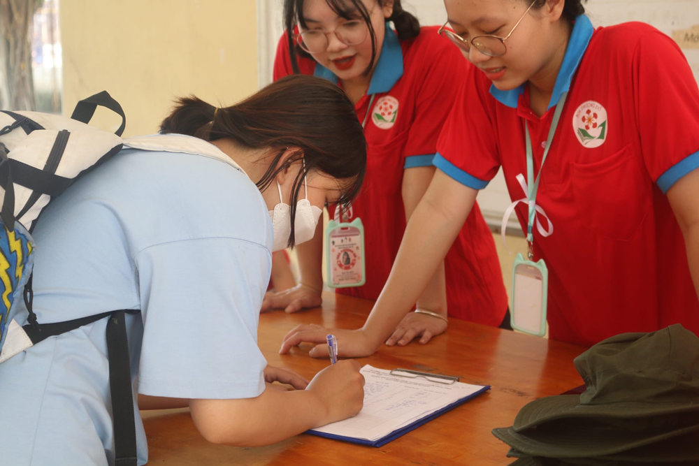 hinh anh dong phuc hoc sinh cdtn hoa phuong do 2022 truong thpt vinh loc