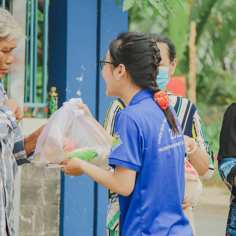 hinh anh dong phuc sinh vien chien dich tinh nguyen sinh vien kinh te 2022 truong dai hoc kinh te tp hcm