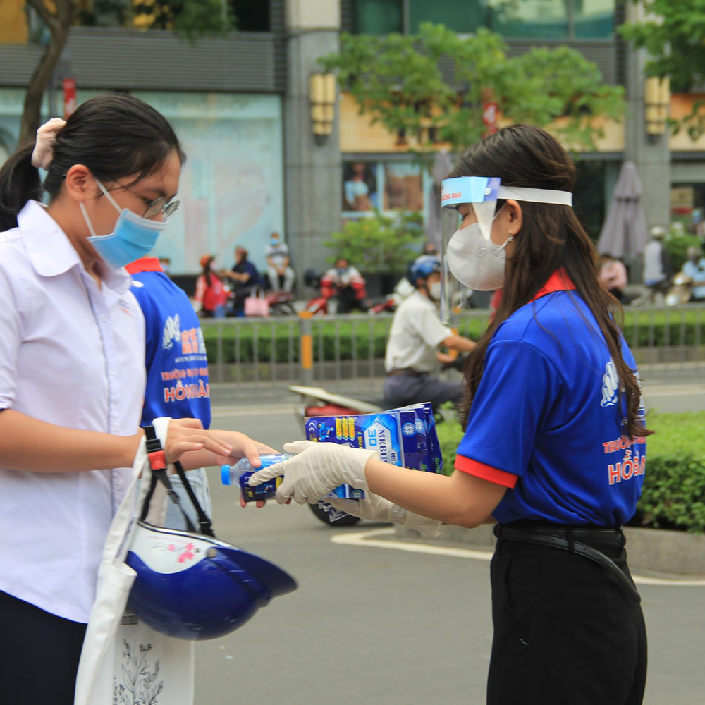 hinh anh dong phuc sinh vien tiep suc mua thi 2021 truong dai hoc quoc te hong bang