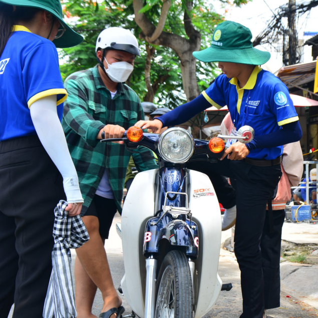 hinh anh dong phuc sinh vien tiep suc mua thi 2022 dai hoc an giang