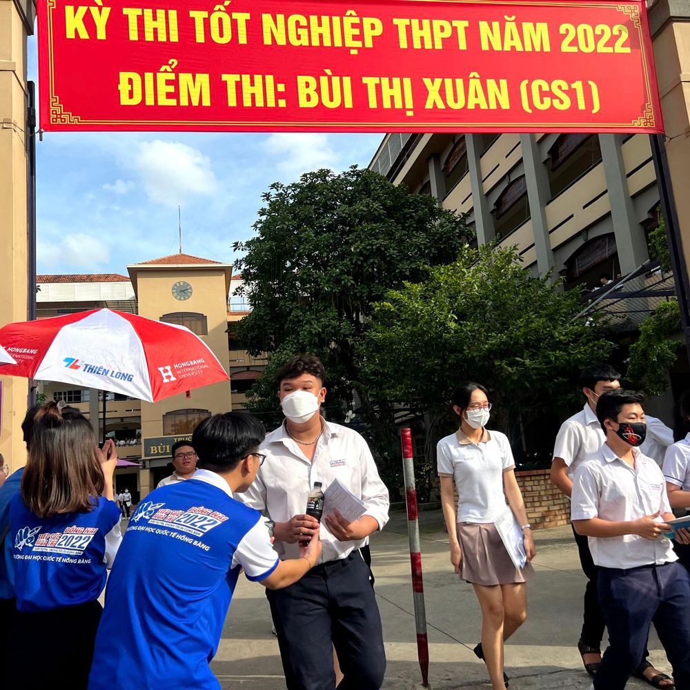hinh anh dong phuc sinh vien tiep suc mua thi 2022 dai hoc quoc te hong bang