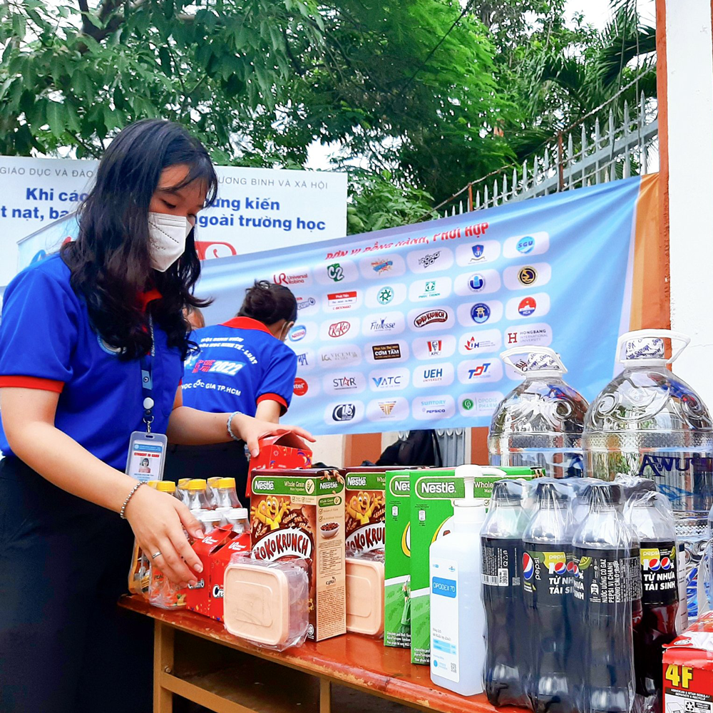 hinh anh dong phuc sinh vien tiep suc mua thi 2022 hoi sinh vien truong dai hoc kinh te luat dhqg tp hcm
