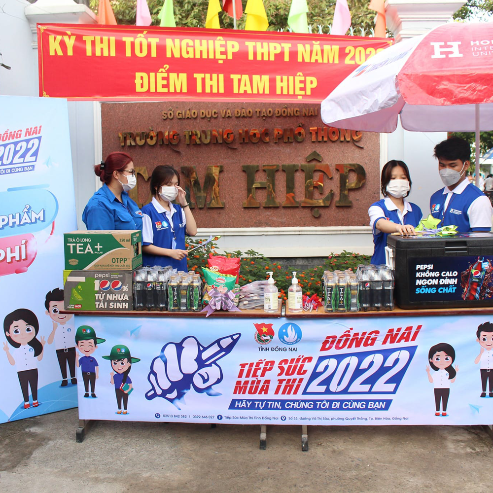 hinh anh dong phuc tiep suc mua thi 2022 dai hoc quoc te hong bang