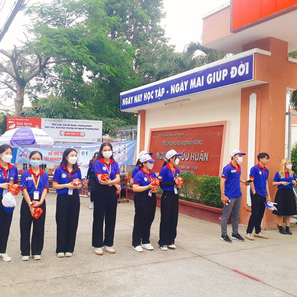 hinh anh dong phuc tiep suc mua thi 2022 hoi sinh vien truong dai hoc kinh te luat dhqg tp hcm