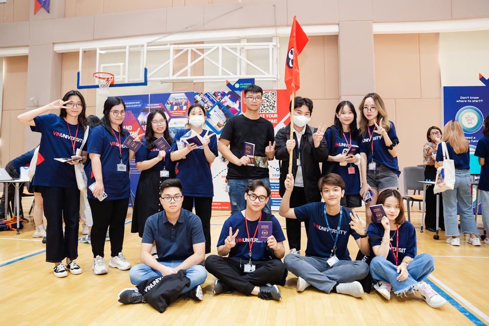 hinh anh dong phuc vinuniversity