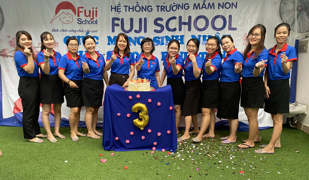 dong phuc giao vien mam non fuji school