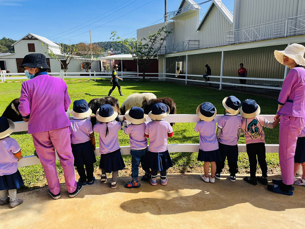 dong phuc hoc sinh mam non happy kids montessori dalat