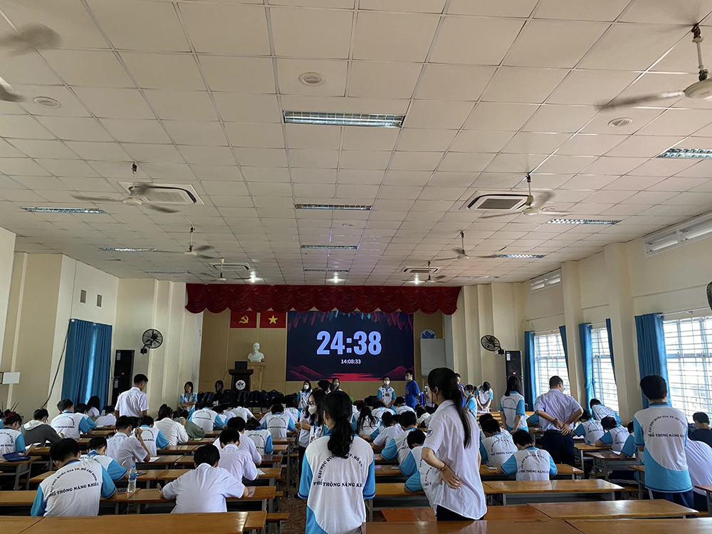 dong phuc hoc sinh truong pho thong nang khieu dai hoc quoc gia