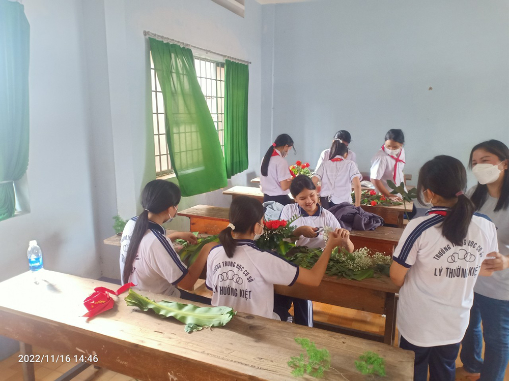 dong phuc hoc sinh truong thcs ly thuong kiet
