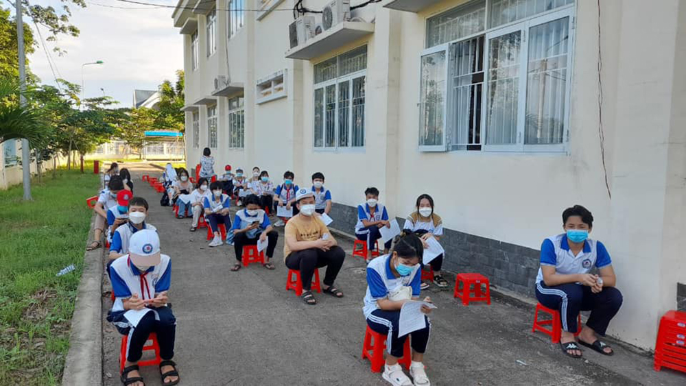 dong phuc hoc sinh truong thcs vo nguyen giap