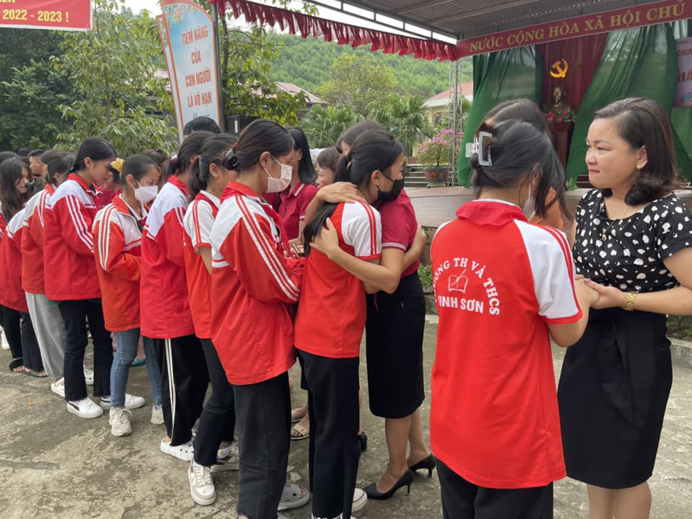 dong phuc hoc sinh truong th&thcs vinh son