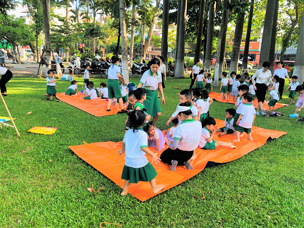dong phuc mam on slc song ngu montessori