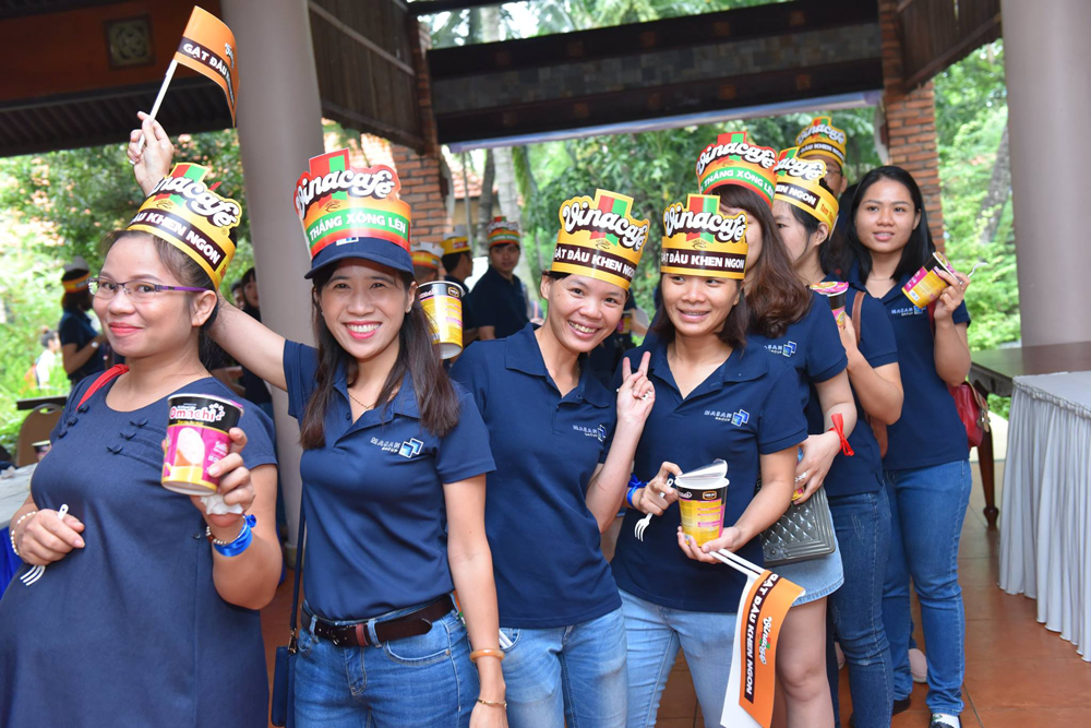 hinh anh dong phuc masan group work hard play hard together