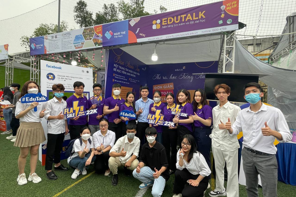 hinh anh dong phuc nhan vien edutalk nen tang tim kiem & dat lop hoc