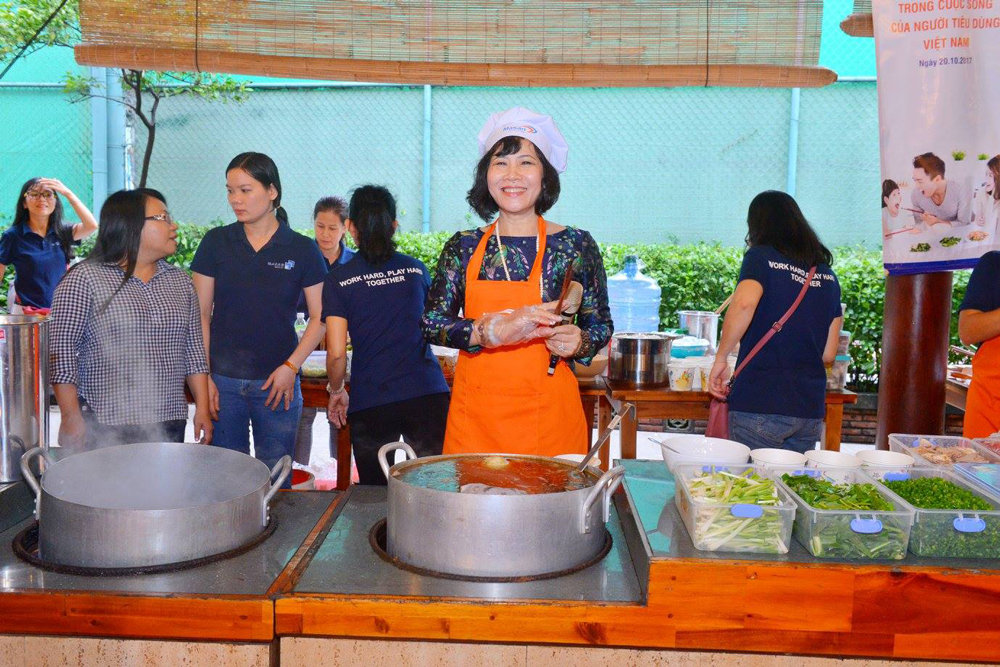 hinh anh dong phuc nhan vien masan group work hard play hard together