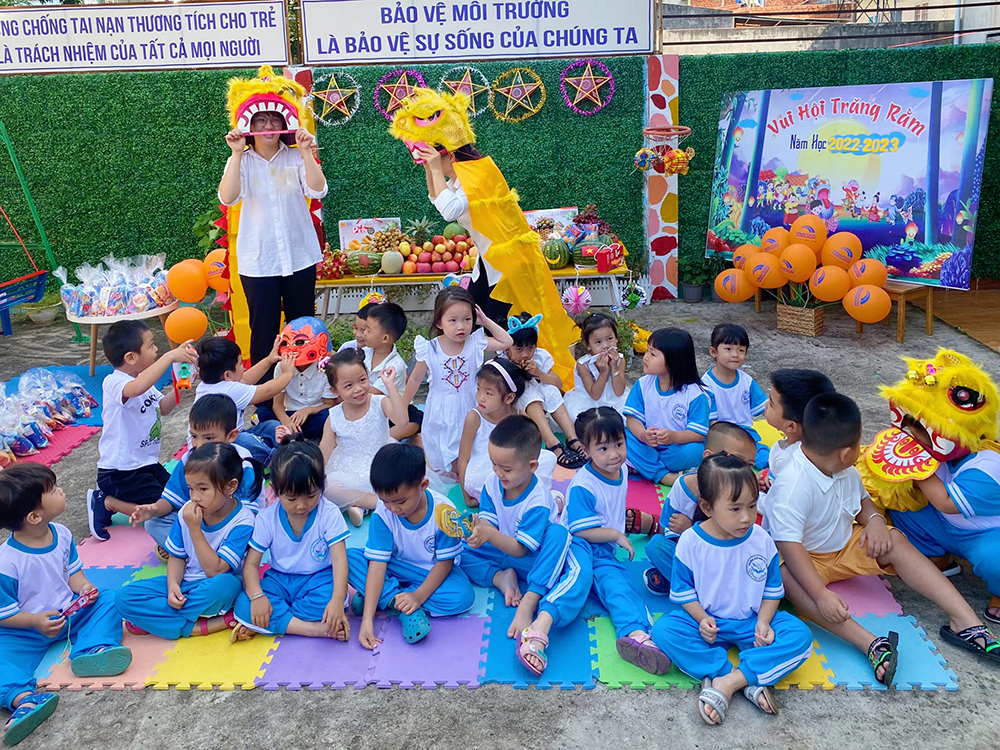 dong phuc truong mam non tu thuc vang anh