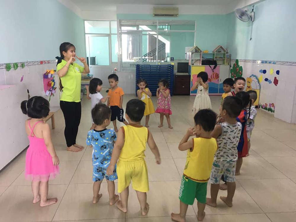 dong phuc hoc sinh mam non ben thanh