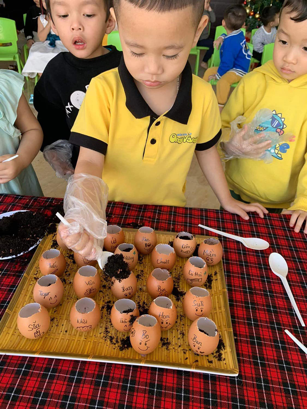 dong phuc hoc sinh mam non ong vang