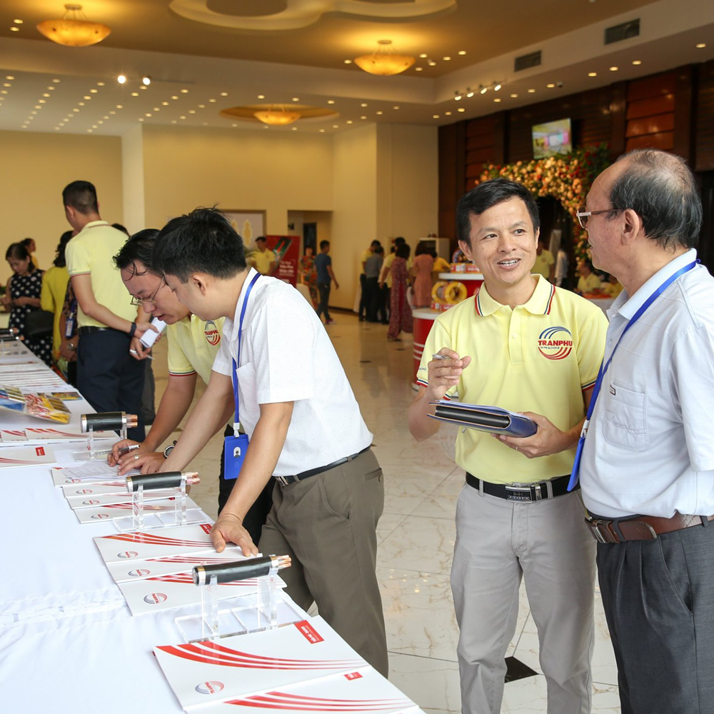 hinh anh dong phuc nhan vien tran phu wire & cable