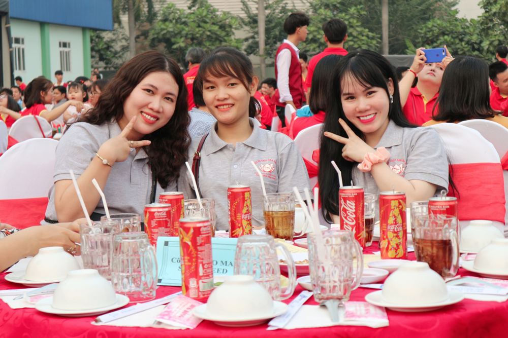 hinh anh dong phuc nhan vien tu van thuy san sao mai