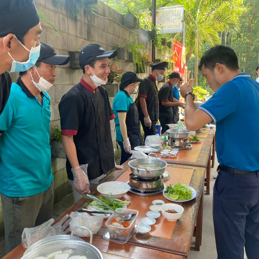 hinh anh dong phuc nhan vien cong ty suat an cong nghiep osac