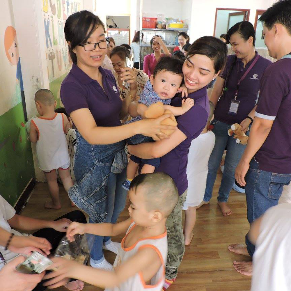 hinh anh dong phuc nhan vien quanterm logistics vietnam