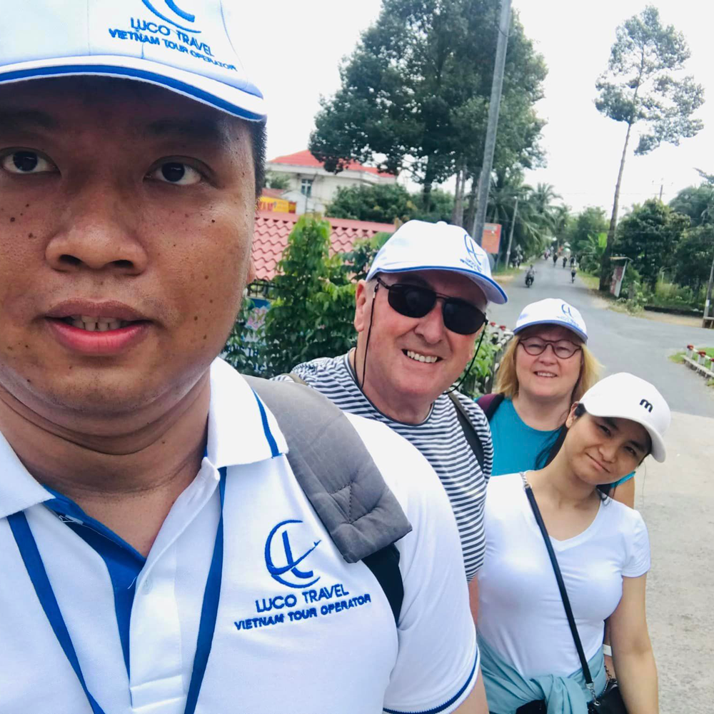 hinh anh dong phuc nhan vien luco travel - vietnam tour operator