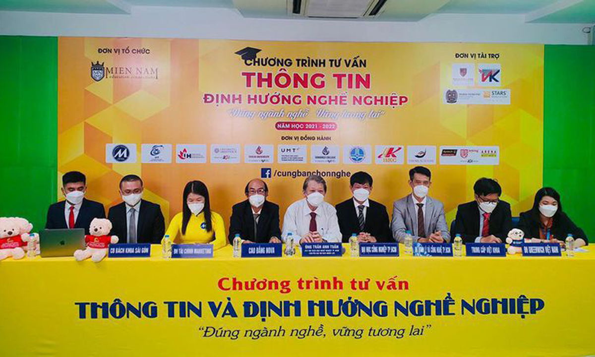 hinh anh khan trai ban chuong trinh tu van thong tin va dinh huong nghe nghiep
