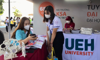 hinh anh khan trai ban ueh university