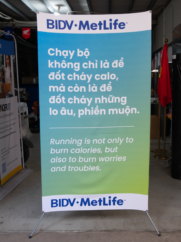 in standee quang cao vai
